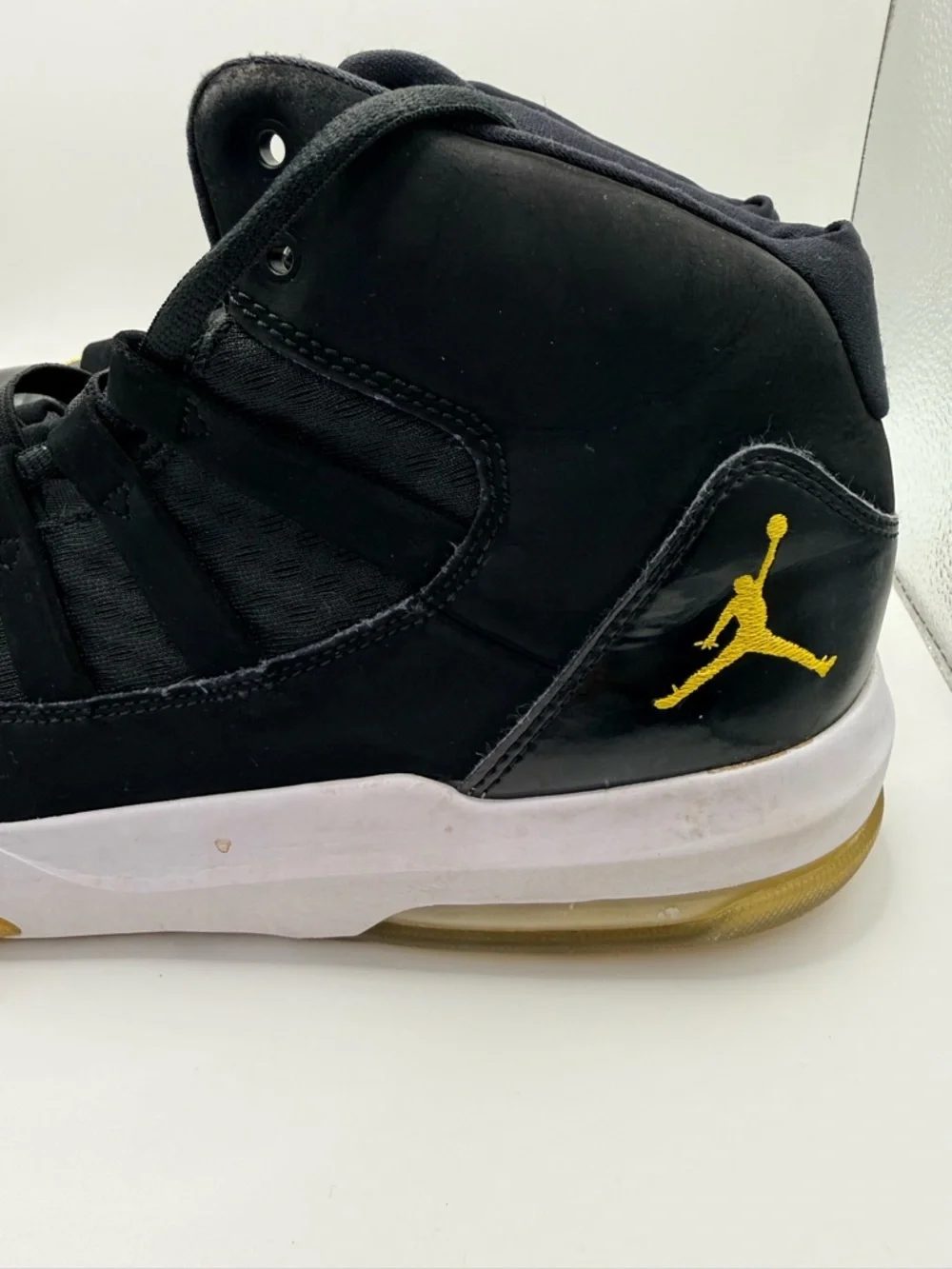 NIKE JORDAN Max Aura Men’s Black University Gold White Athletic Sneakers Sz 11.5